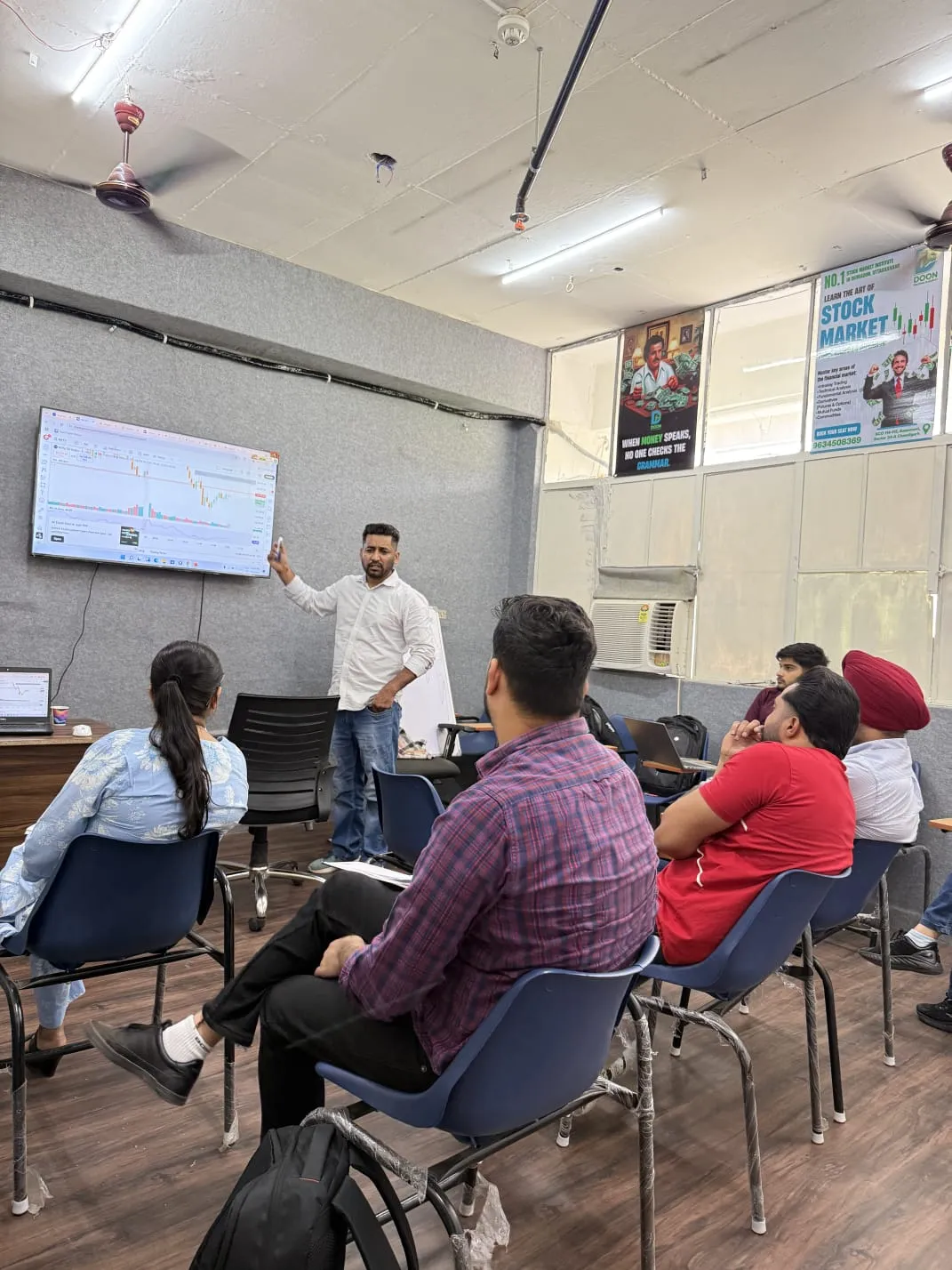 image of mentor explaning the students